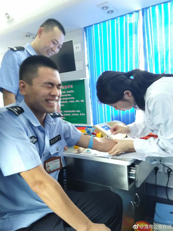 疼skr人！警察在移動(dòng)獻(xiàn)血車上的表情包亮了