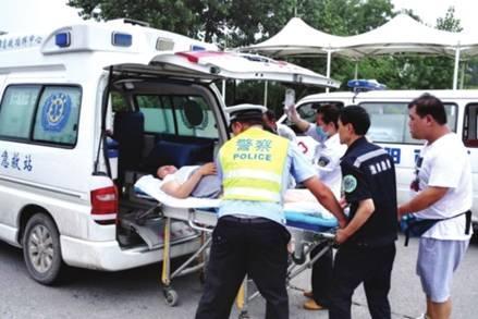 命懸一線牽動(dòng)人心，救護(hù)車臨危不亂治病救人_